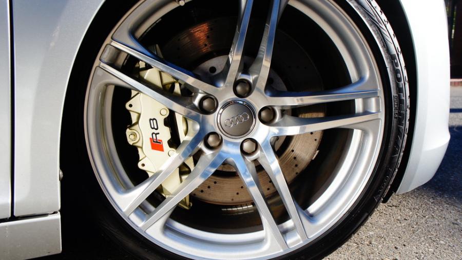 アウディR8　キャリパー塗装　COLOR:#008 Flash champagne gold