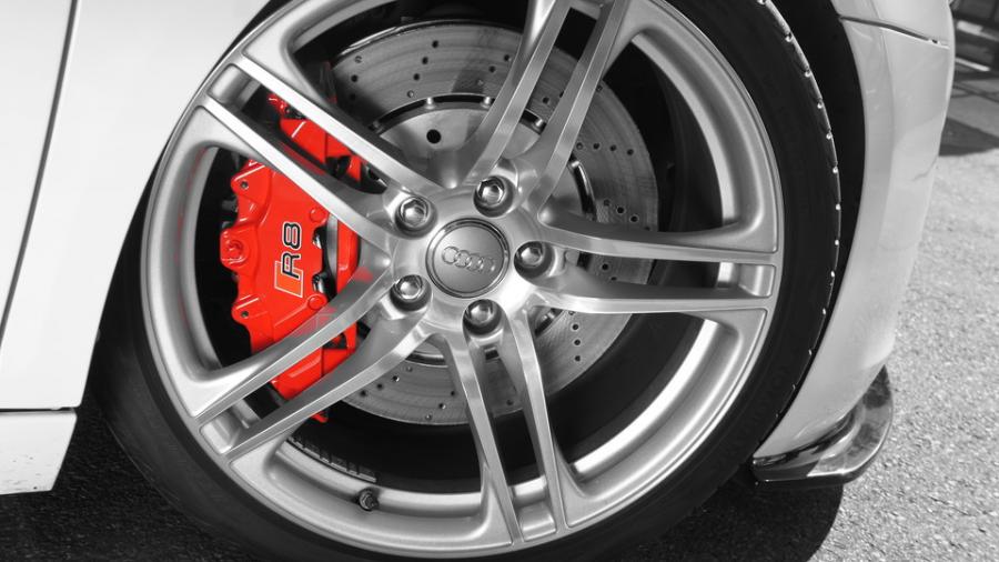 キャリパー塗装施工事例：アウディR8　キャリパー塗装　COLOR:#001 Italian losso solid IMG8_1509_QbZgB0_sub5.jpg