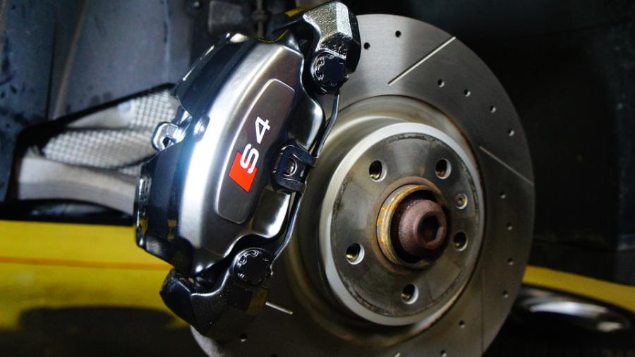 アウディS4　キャリパー塗装　COLOR:#055 Super shining silver metal finish　ローター加工Type:DS4　D-DASHダストダウンブレーキパット