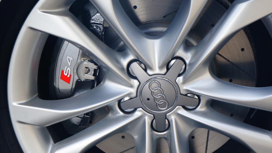 キャリパー塗装施工事例：アウディS4　キャリパー塗装　COLOR:#055 Super shining silver metal finish　ローター加工Type:DS4　D-DASHダストダウンブレーキパット IMG8_1541_mLzJTs_sub6.jpg