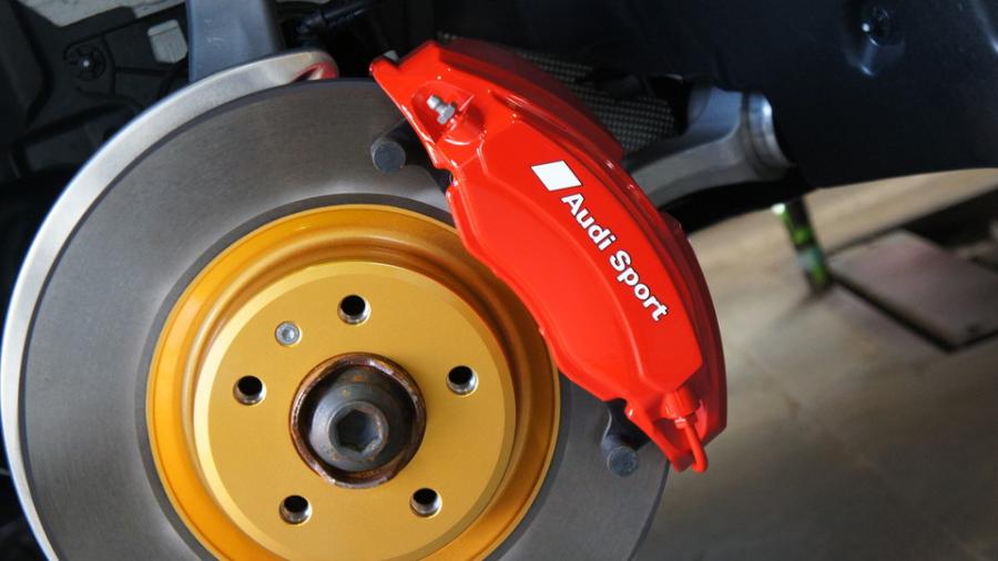 アウディA4　キャリパー塗装＆ローター塗装　COLOR:#001 Italian losso solid＆#003 Tokyo midnight gold