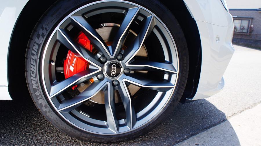 キャリパー塗装施工事例：アウディA4　キャリパー塗装＆ローター塗装　COLOR:#001 Italian losso solid＆#003 Tokyo midnight gold IMG8_1559_9xqF6v_sub10.jpg