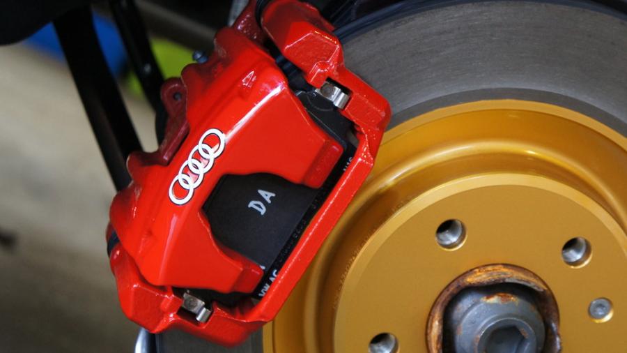 キャリパー塗装施工事例：アウディA4　キャリパー塗装＆ローター塗装　COLOR:#001 Italian losso solid＆#003 Tokyo midnight gold IMG8_1559_9xqF6v_sub2.jpg