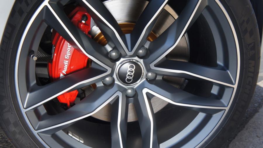 キャリパー塗装施工事例：アウディA4　キャリパー塗装＆ローター塗装　COLOR:#001 Italian losso solid＆#003 Tokyo midnight gold IMG8_1559_9xqF6v_sub5.jpg