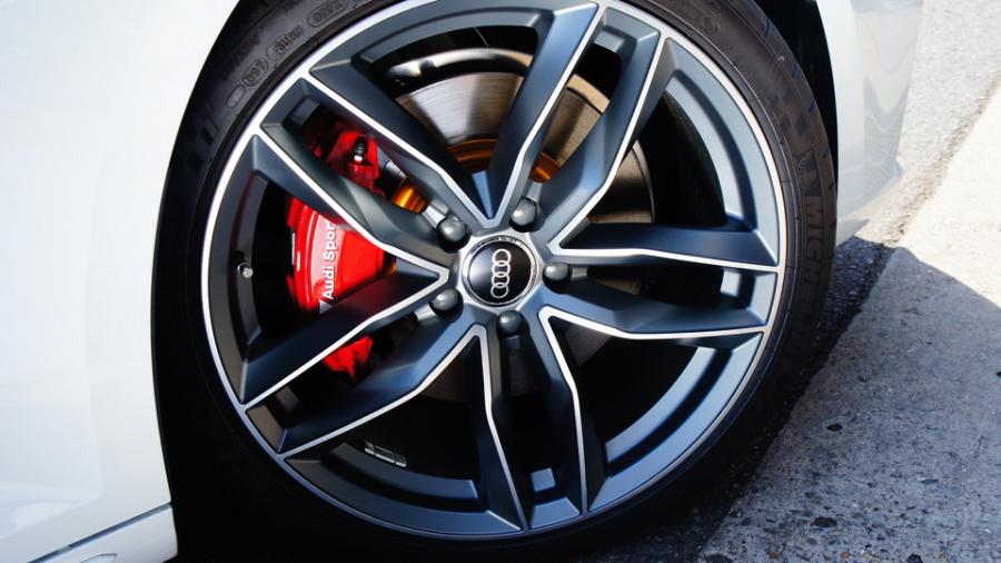 キャリパー塗装施工事例：アウディA4　キャリパー塗装＆ローター塗装　COLOR:#001 Italian losso solid＆#003 Tokyo midnight gold IMG8_1559_9xqF6v_sub6.jpg