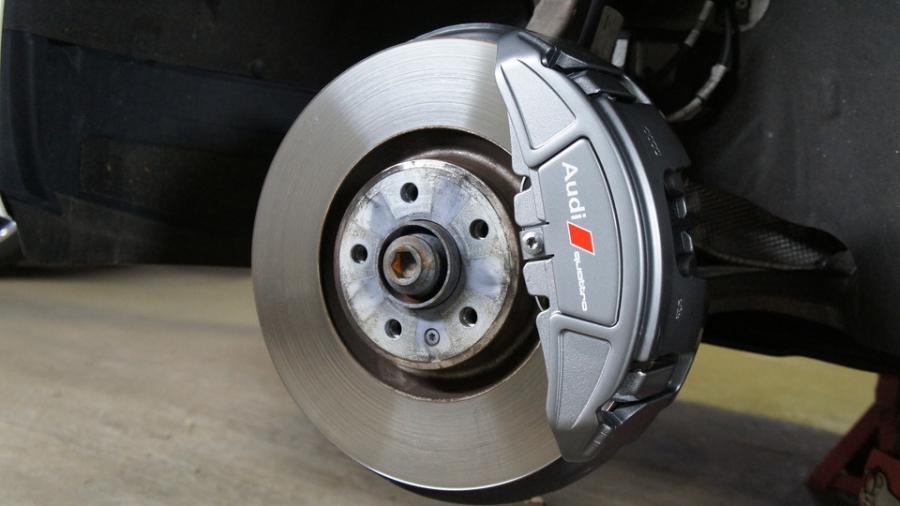 アウディA6　キャリパー塗装　COLOR:オリジナルシルバー系