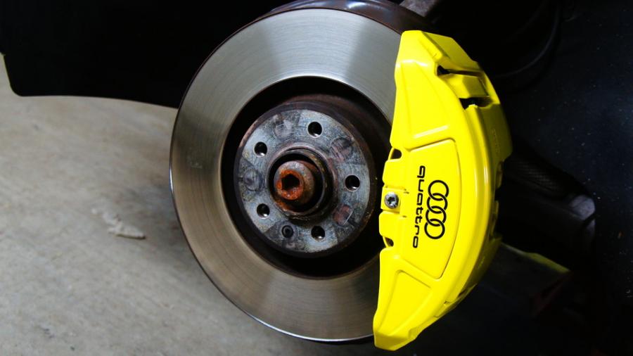 アウディA7　キャリパー塗装　COLOR:#020 hawaiian passion yellow