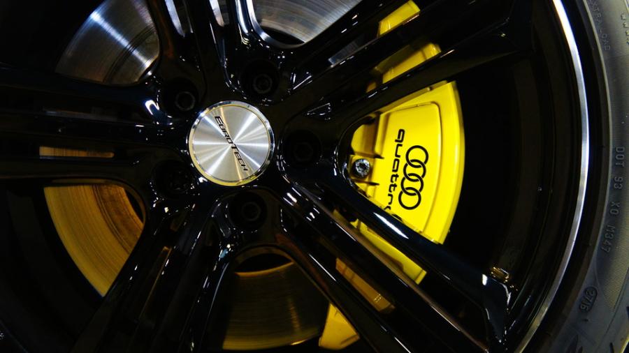 キャリパー塗装施工事例：アウディA7　キャリパー塗装　COLOR:#020 hawaiian passion yellow IMG8_1573_GiAeb1_sub2.jpg