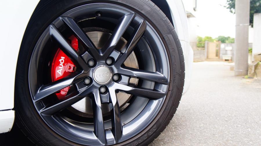 アウディA5　キャリパー塗装　COLOR:#001 Italian losso solid　ホイール塗装：ブラック系