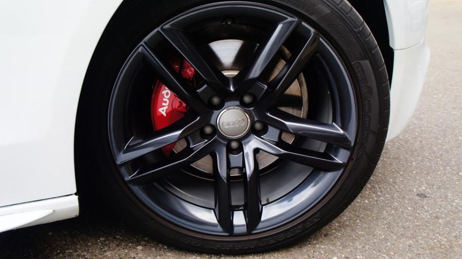 キャリパー塗装施工事例：アウディA5　キャリパー塗装　COLOR:#001 Italian losso solid　ホイール塗装：ブラック系 IMG8_1615_x66x5j_sub4.jpg