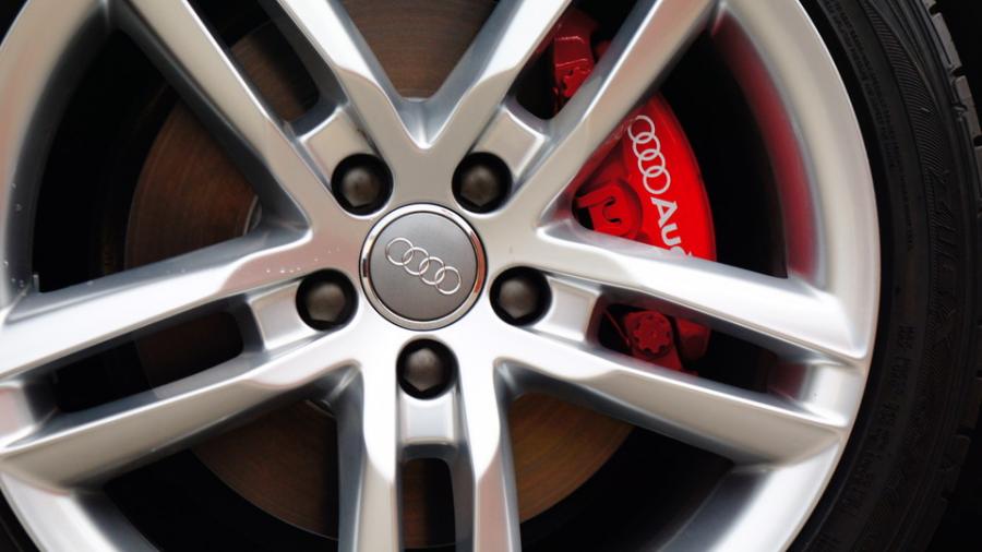 キャリパー塗装施工事例：アウディA4　キャリパー塗装　COLOR:#001 Italian losso solid　DIXELローターへ交換　D-DASHブレーキパット一台分装着 IMG8_1621_txhia1_sub3.jpg