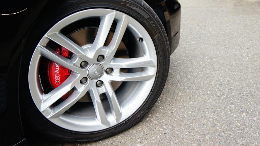 キャリパー塗装施工事例：アウディA4　キャリパー塗装　COLOR:#001 Italian losso solid　DIXELローターへ交換　D-DASHブレーキパット一台分装着 IMG8_1621_txhia1_sub5.jpg