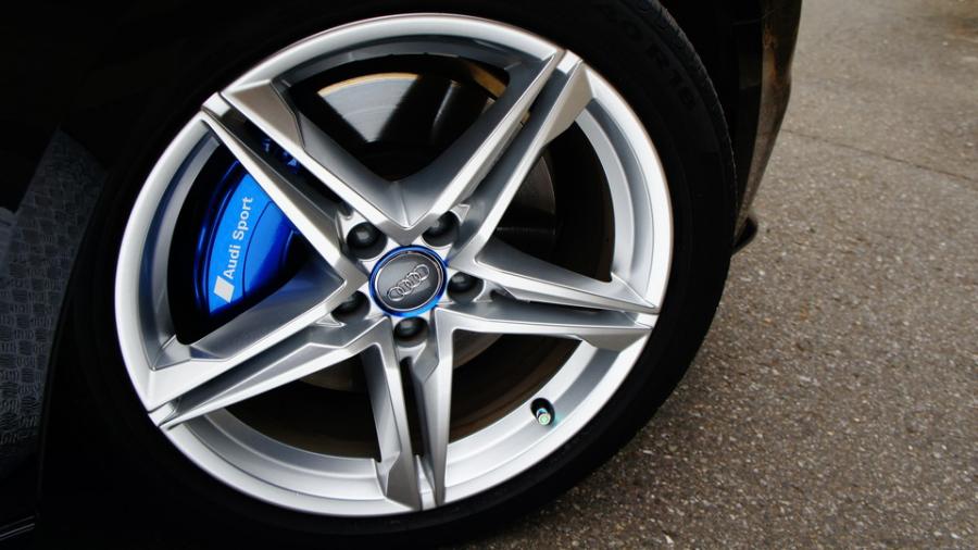 アウディA4　キャリパー塗装　COLOR:#1115 Deep marine blue