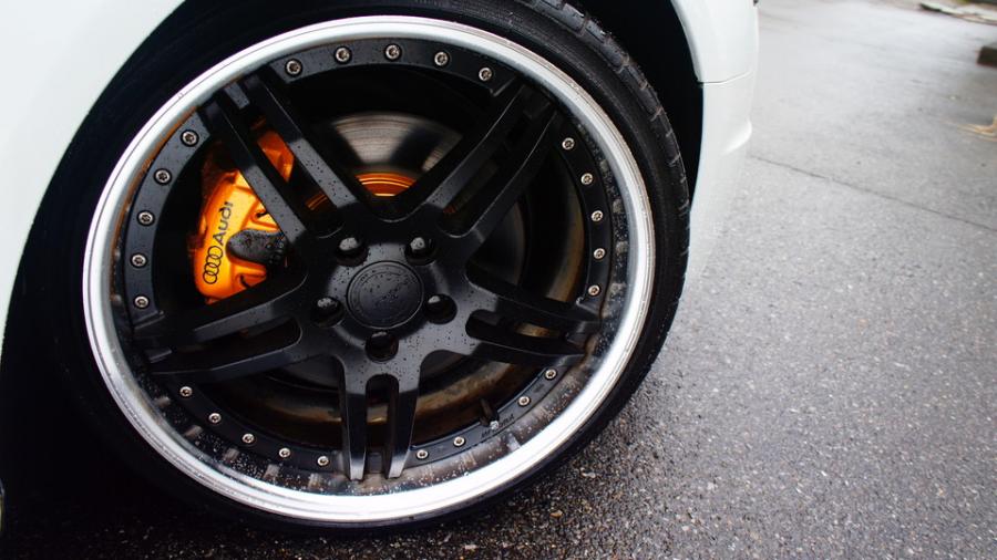 アウディA4　キャリパー塗装＆ローター塗装　COLOR:#021 california sunshinne yellow＆#003 Tokyo midnight gold