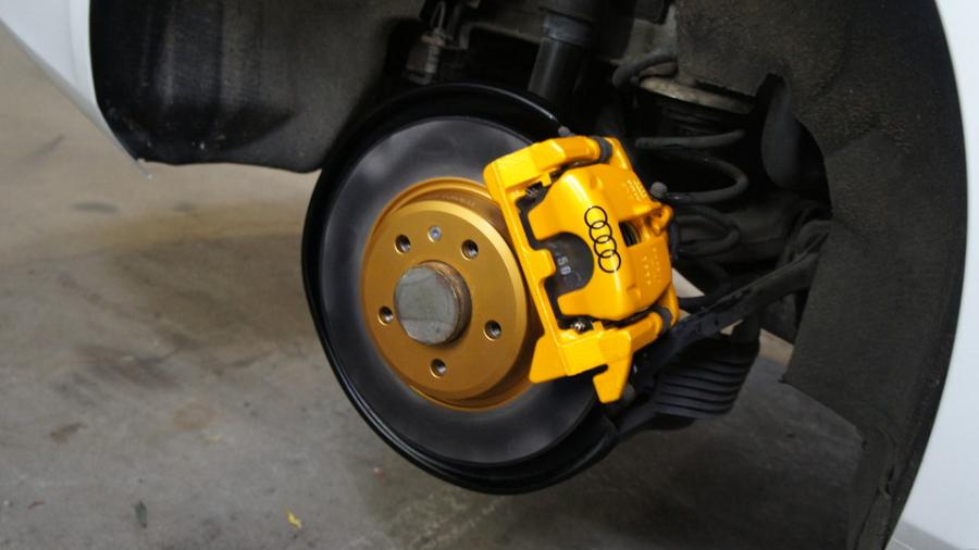 キャリパー塗装施工事例：アウディA4　キャリパー塗装＆ローター塗装　COLOR:#021 california sunshinne yellow＆#003 Tokyo midnight gold IMG8_1655_PifYUr_sub1.jpg