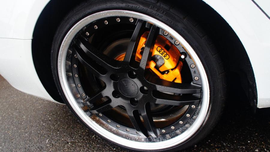 キャリパー塗装施工事例：アウディA4　キャリパー塗装＆ローター塗装　COLOR:#021 california sunshinne yellow＆#003 Tokyo midnight gold IMG8_1655_PifYUr_sub5.jpg