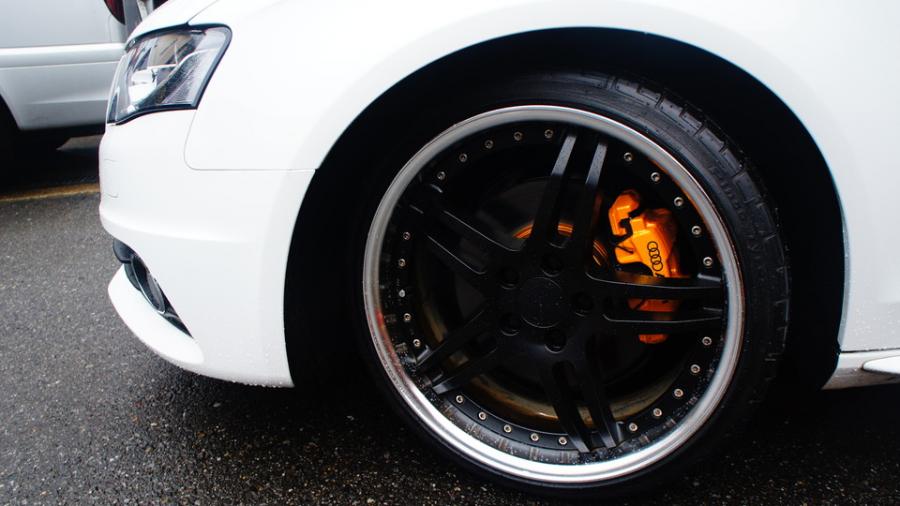 キャリパー塗装施工事例：アウディA4　キャリパー塗装＆ローター塗装　COLOR:#021 california sunshinne yellow＆#003 Tokyo midnight gold IMG8_1655_PifYUr_sub6.jpg