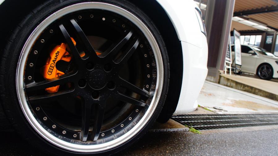 キャリパー塗装施工事例：アウディA4　キャリパー塗装＆ローター塗装　COLOR:#021 california sunshinne yellow＆#003 Tokyo midnight gold IMG8_1655_PifYUr_sub8.jpg