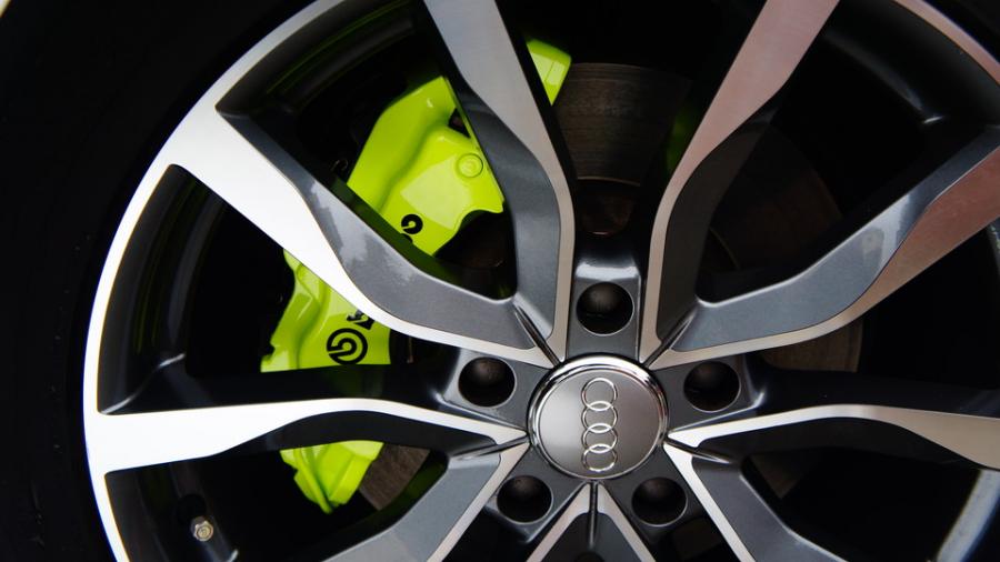 キャリパー塗装施工事例：アウディQ7　キャリパー塗装　COLOR:#1116 Acid green IMG8_1659_XmxauI_sub1.jpg