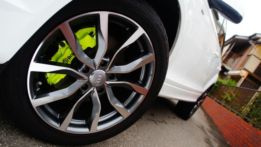 キャリパー塗装施工事例：アウディQ7　キャリパー塗装　COLOR:#1116 Acid green IMG8_1659_XmxauI_sub2.jpg