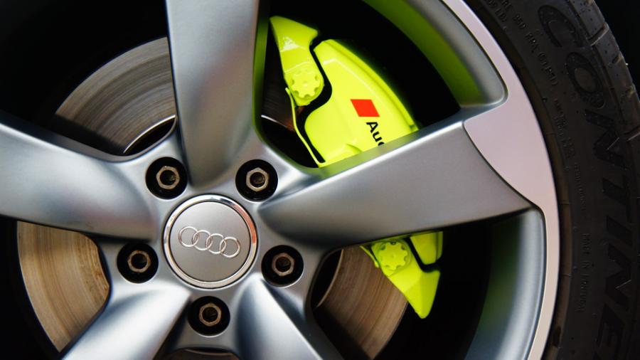 キャリパー塗装施工事例：アウディA4　キャリパー塗装　COLOR:#1116 Acid green　D-DASHダストダウンブレーキパット前後装着 IMG8_1669_eIlUbo_sub5.jpg