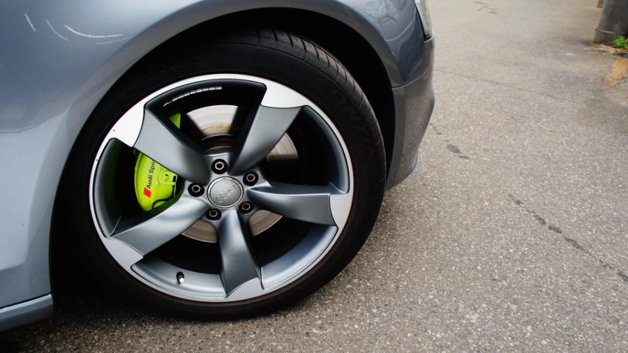 キャリパー塗装施工事例：アウディA4　キャリパー塗装　COLOR:#1116 Acid green　D-DASHダストダウンブレーキパット前後装着 IMG8_1669_eIlUbo_sub8.jpg