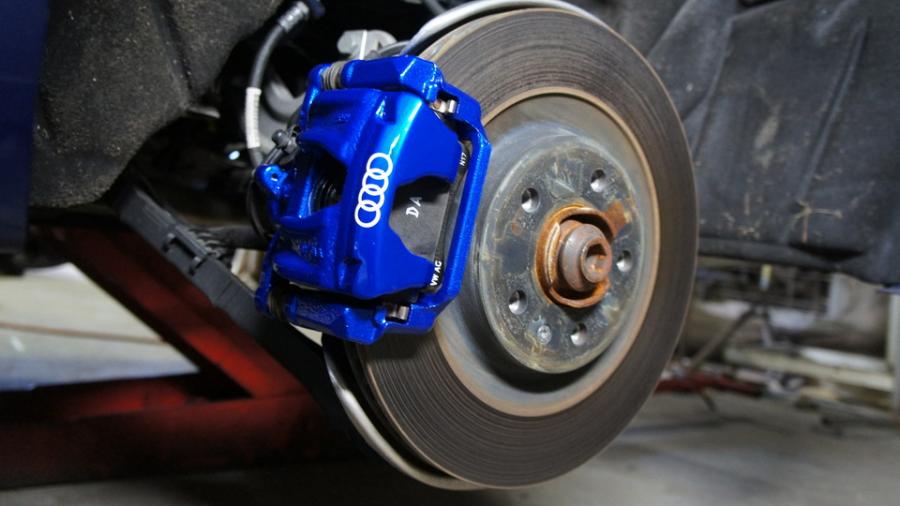 キャリパー塗装施工事例：アウディA5　キャリパー塗装　COLOR:#1115 Deep marine blue IMG8_1675_LaumJk_sub2.jpg