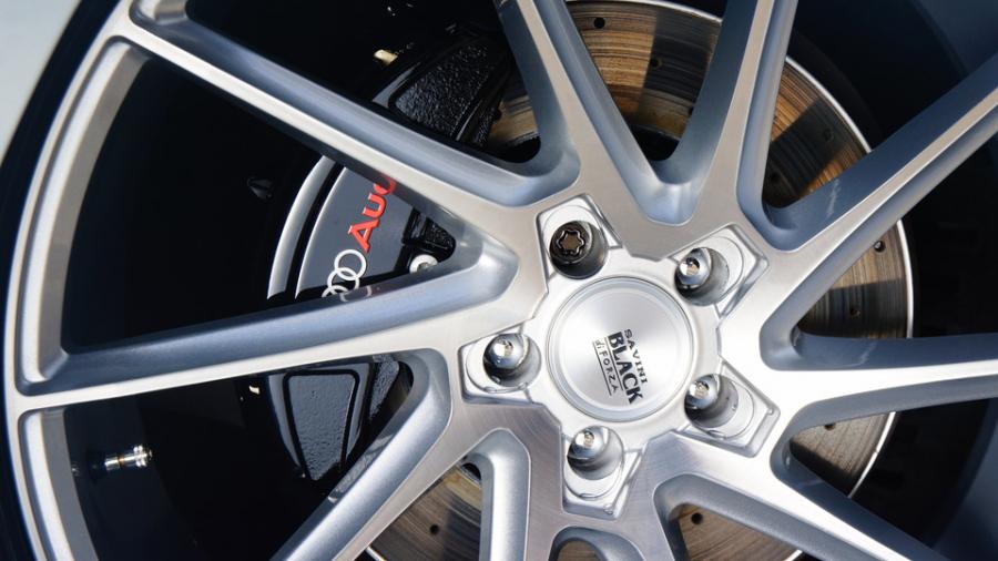 キャリパー塗装施工事例：アウディA8　キャリパー塗装＆ローター塗装　COLOR:#005 Deep coal black　ローター加工Type:DD　ドアミラー下部グロスブラック塗装 IMG8_1709_7FUhav_sub4.jpg