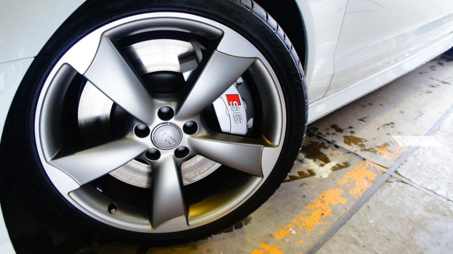 アウディS6　キャリパー塗装　COLOR:オリジナルシルバー系