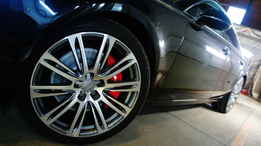 アウディA7　キャリパー塗装　COLOR:#001 Italian losso solid