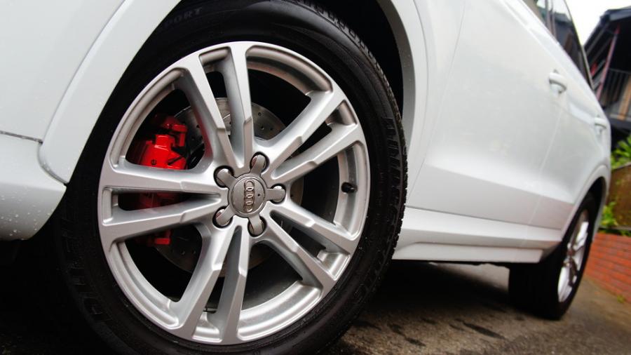 キャリパー塗装施工事例：アウディQ3　キャリパー塗装＆ローター塗装　COLOR:#001 Italian losso solid＆#005 Deep coal black　ローター加工　Type:C6S8D　D-DASHダストダウンパット IMG8_1788_1Wnw84_sub2.jpg