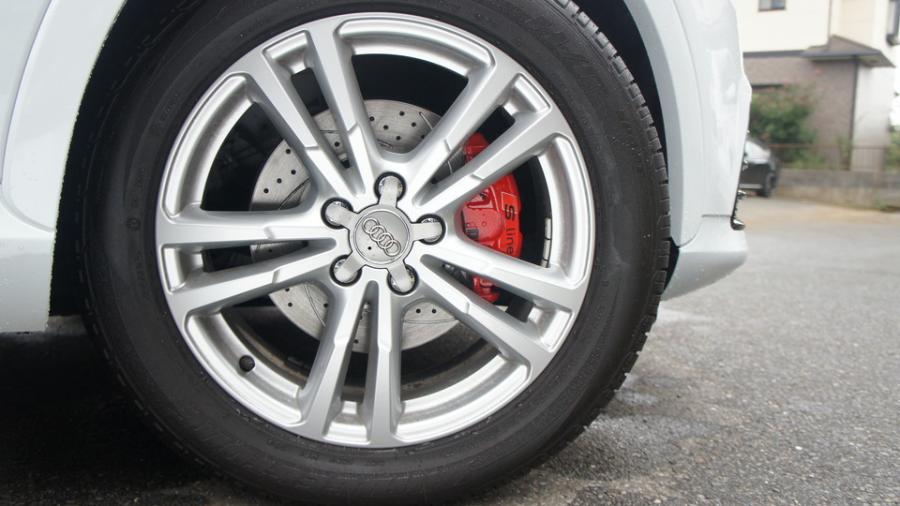 キャリパー塗装施工事例：アウディQ3　キャリパー塗装＆ローター塗装　COLOR:#001 Italian losso solid＆#005 Deep coal black　ローター加工　Type:C6S8D　D-DASHダストダウンパット IMG8_1788_1Wnw84_sub3.jpg