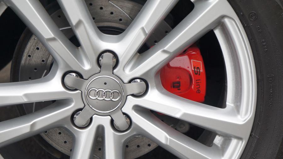 キャリパー塗装施工事例：アウディQ3　キャリパー塗装＆ローター塗装　COLOR:#001 Italian losso solid＆#005 Deep coal black　ローター加工　Type:C6S8D　D-DASHダストダウンパット IMG8_1788_1Wnw84_sub4.jpg