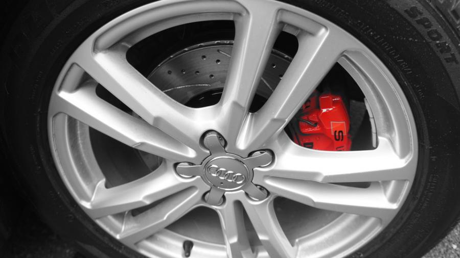 キャリパー塗装施工事例：アウディQ3　キャリパー塗装＆ローター塗装　COLOR:#001 Italian losso solid＆#005 Deep coal black　ローター加工　Type:C6S8D　D-DASHダストダウンパット IMG8_1788_1Wnw84_sub5.jpg