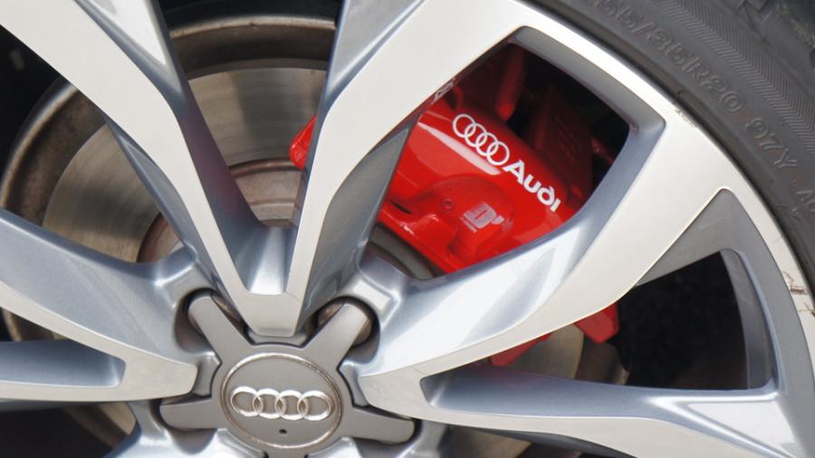 キャリパー塗装施工事例：アウディA6　キャリパー塗装　COLOR:#001 Italian losso solid　D-DASHダストダウンパット IMG8_1794_mQ7NxQ_sub6.jpg