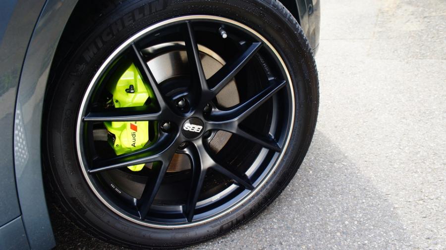 キャリパー塗装施工事例：アウディQ5　キャリパー塗装　COLOR:#1116 Acid green IMG8_1799_RDnaG9_sub5.jpg