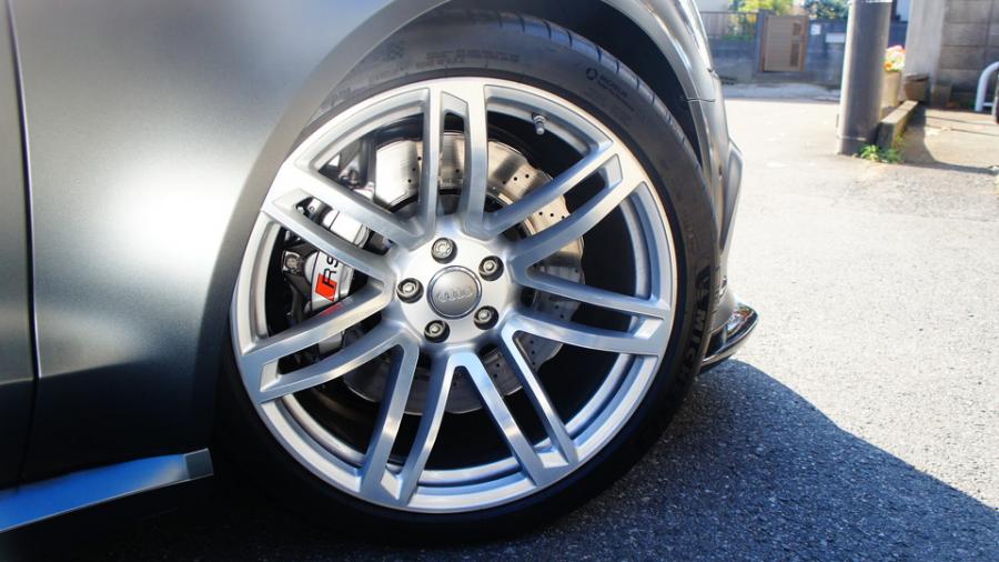 キャリパー塗装施工事例：アウディRS6　キャリパー塗装＆ローター塗装　COLOR:#055 Super shining silver metal finish＆#004 Blast light gray metalic IMG8_1809_dsSmcP_sub3.jpg