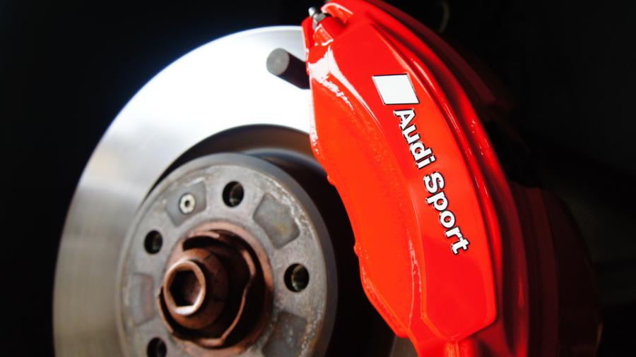 アウディA4　キャリパー塗装　COLOR:#1112 Racing red