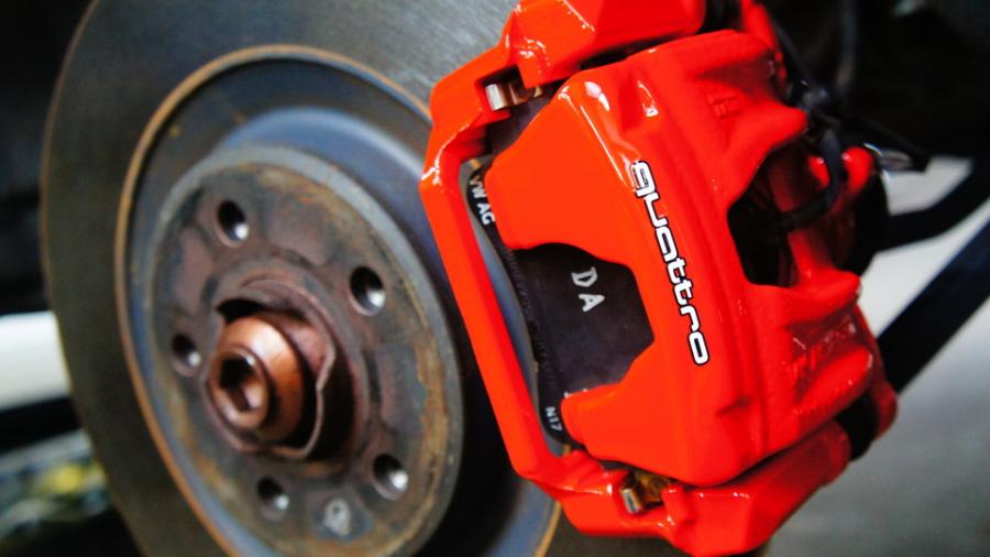 キャリパー塗装施工事例：アウディA4　キャリパー塗装　COLOR:#1112 Racing red IMG8_1835_yW4IXk_sub1.jpg