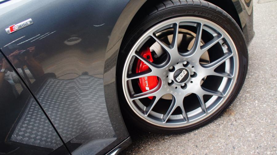 キャリパー塗装施工事例：アウディA4　キャリパー塗装　COLOR:#1112 Racing red IMG8_1835_yW4IXk_sub5.jpg