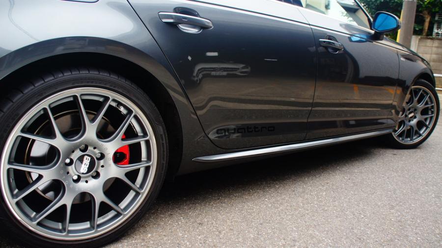 キャリパー塗装施工事例：アウディA4　キャリパー塗装　COLOR:#1112 Racing red IMG8_1835_yW4IXk_sub7.jpg