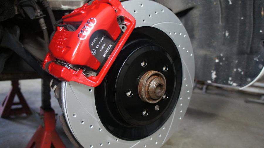 キャリパー塗装施工事例：アウディA8　キャリパー塗装　COLOR:#1102 Charm gross candy red　ローター塗装COLOR:#005 Deep coal black　ローター加工Type：C6S8D IMG8_1854_rARoWL_sub1.jpg