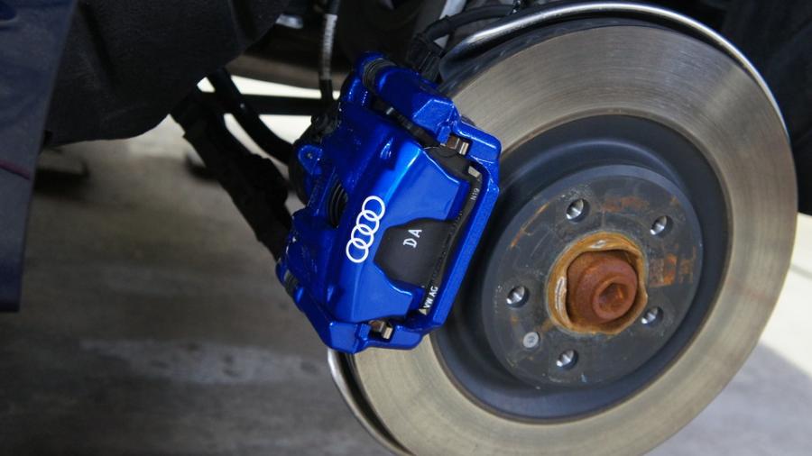 キャリパー塗装施工事例：アウディA5　キャリパー塗装　COLOR:#1115 Deep marine blue IMG8_1931_x629Uv_sub2.jpg