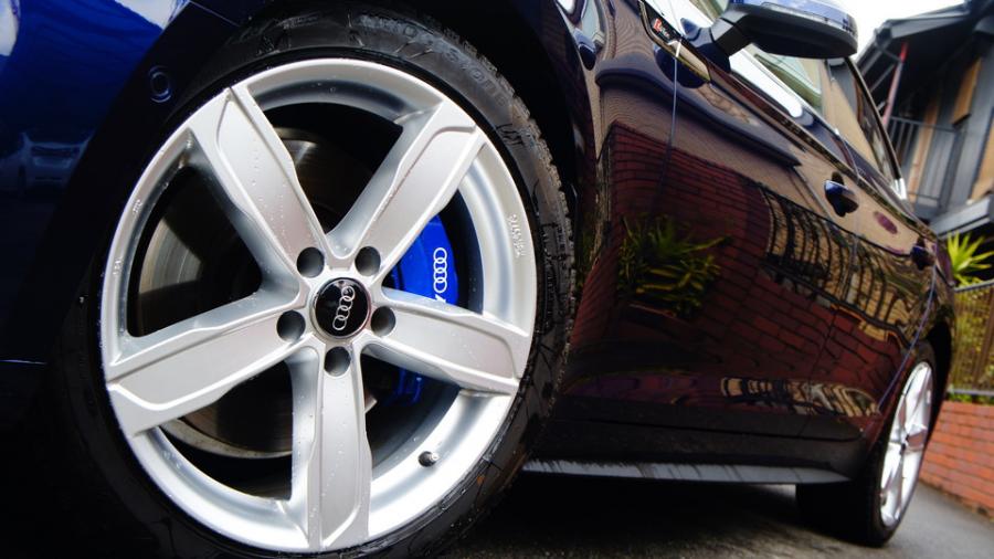 キャリパー塗装施工事例：アウディA5　キャリパー塗装　COLOR:#1115 Deep marine blue IMG8_1931_x629Uv_sub3.jpg