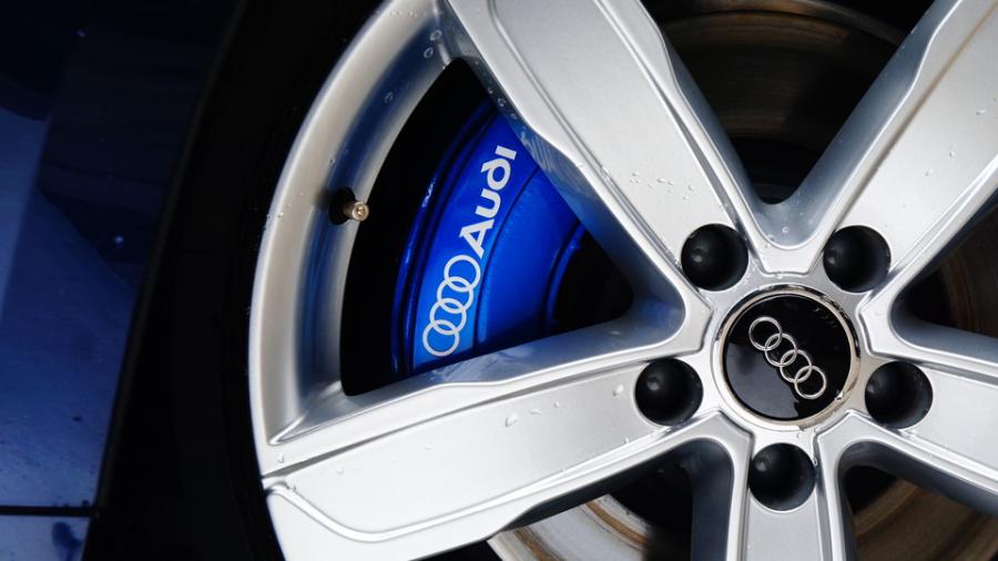 キャリパー塗装施工事例：アウディA5　キャリパー塗装　COLOR:#1115 Deep marine blue IMG8_1931_x629Uv_sub5.jpg