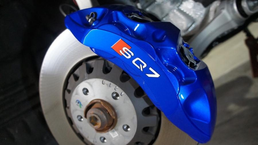 キャリパー塗装施工事例：アウディSQ7　キャリパー塗装COLOR:#1115 Deep marine blue IMG8_1959_SKwREI_sub1.jpg