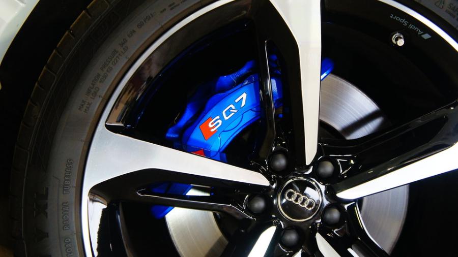 キャリパー塗装施工事例：アウディSQ7　キャリパー塗装COLOR:#1115 Deep marine blue IMG8_1959_SKwREI_sub4.jpg