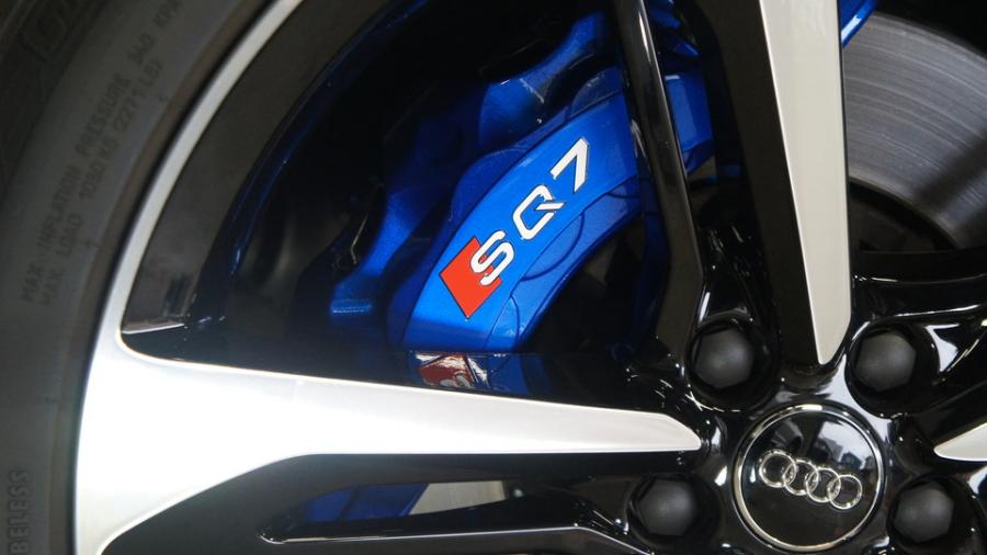 キャリパー塗装施工事例：アウディSQ7　キャリパー塗装COLOR:#1115 Deep marine blue IMG8_1959_SKwREI_sub5.jpg