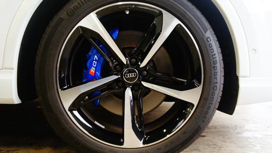 キャリパー塗装施工事例：アウディSQ7　キャリパー塗装COLOR:#1115 Deep marine blue IMG8_1959_SKwREI_sub7.jpg