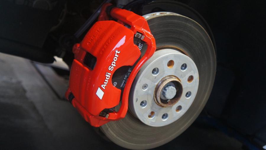 キャリパー塗装施工事例：アウディA3　キャリパー塗装COLOR:#001 Italian losso solid IMG8_1961_AdIrPu_sub1.jpg